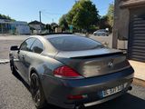 la voiture est garée sur le côté de la route, dans le parking