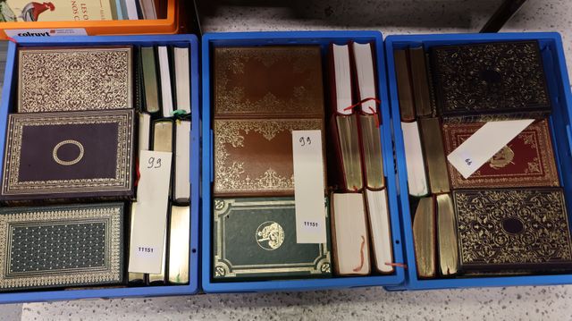 3 caisses de livres modernes histoire, littérature dans des reliu...
