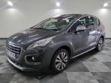 la voiture grise est garée sur un sol en damier dans le garage