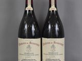 deux bouteilles de vin rouge posées sur une table en verre