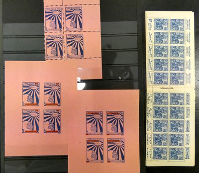 Quatre timbres différents sont exposés dans une vitrine.