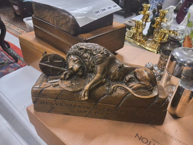 Coffret en bois sculpté, décor d'un Lion dormant
