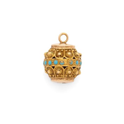 un pendentif composé de perles dorées et turquoise