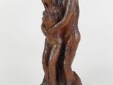 une image représentant une statue d'un homme en train d'enlacer une femme