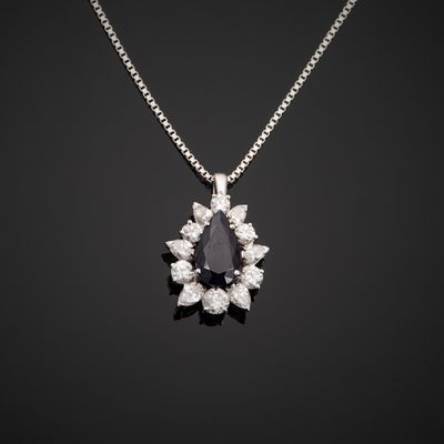 Collier en or gris 750°°° (tête d'aigle) composé d'un penden…