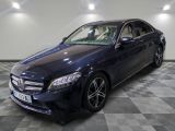 La Mercedes Classe C est garée sur un sol à damier.