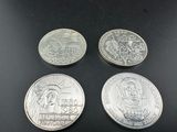 quatre types de pièces différents sur une surface noire