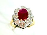 une image représentant une bague en diamant rouge et blanche sur fond blanc