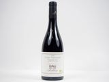 une bouteille de vin posée sur une table