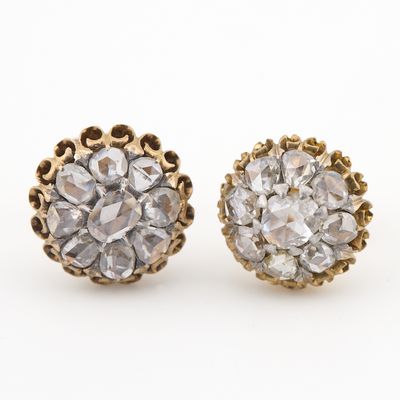 une photo d'une paire de boucles d'oreilles en diamant