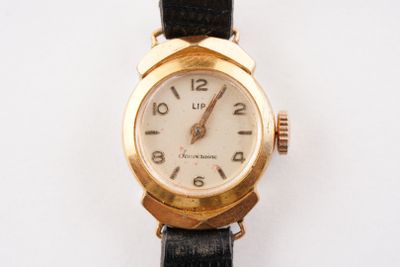 une montre-bracelet en or avec un cadran blanc et un bracelet noir