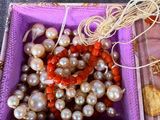 une boîte violette contenant un collier de perles