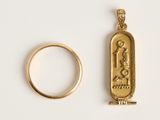 une image représentant une bague en or et un hiéroglyphe égyptien sur un fond blanc