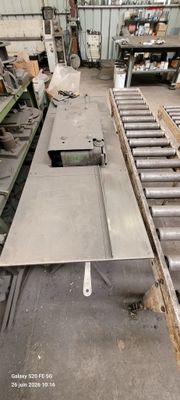 une image représentant un tapis roulant dans une usine où se trouvent de nombreuses machines