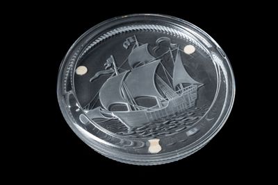 LALIQUE, France. Cendrier circulaire en cristal, le revers à…