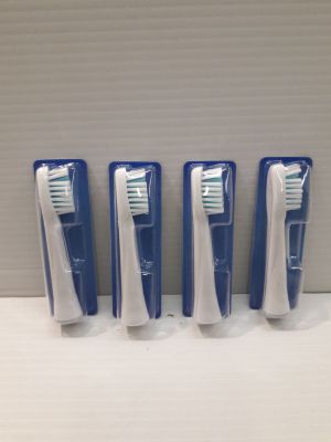 Quatre brosses à dents bleues et blanches sont alignées sur une étagère