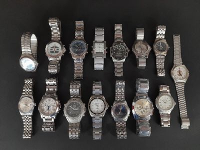 un grand nombre de montres posées sur une table