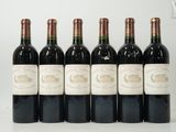 six bouteilles de vin rouge alignées
