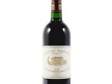 une bouteille de vin posée sur une table