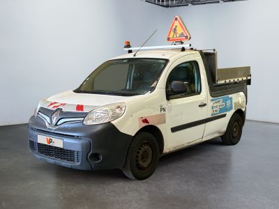 un camion blanc avec une enseigne rouge et bleue à l'arrière