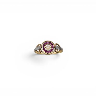 une bague en or avec un rubis et des diamants