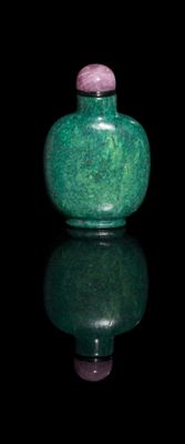 une bouteille en verre vert avec un bouchon rose posée sur une surface noire