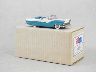 une petite voiture posée sur une boîte en carton