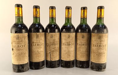 six bouteilles de vin sont alignées sur une surface blanche