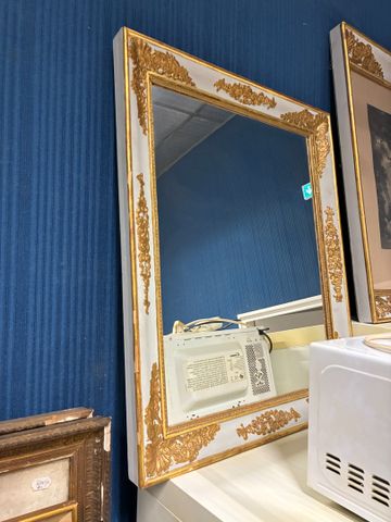 Miroir cadre bois et stuc doré. 85 x 70 cm