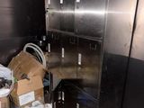 un casier métallique avec plusieurs cartons posés par terre
