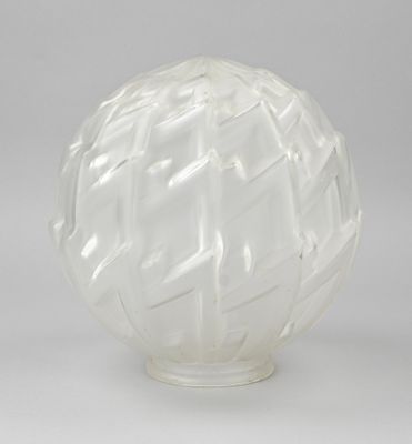 un vase en verre orné d'un motif blanc