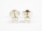 une paire de boucles d'oreilles en diamant sur fond blanc