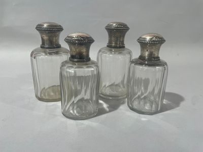 trois salières et poivrières en verre posées sur une surface blanche
