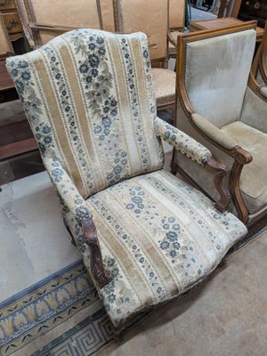 deux chaises assises l'une à côté de l'autre dans une pièce