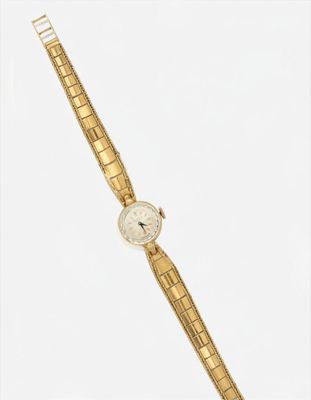gros plan d'une montre en or sur fond blanc