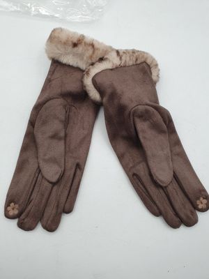 une paire de gants en cuir marron avec des poignets doublés de fourrure, sur un fond blanc