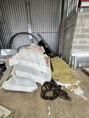 un tas d'objets par terre dans un garage