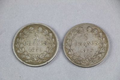 deux pièces d'argent sur lesquelles figurent les noms de deux personnes