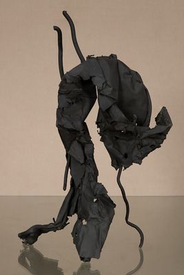 une sculpture en papier noir posée sur une table