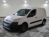 la camionnette blanche est garée sur le sol en damier d'une pièce