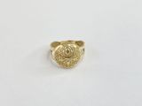 gros plan d'une bague en or sur une surface blanche