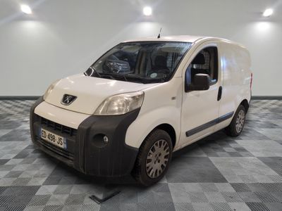 une petite camionnette blanche garée dans une pièce
