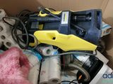 une boîte remplie d'objets divers, notamment un sèche-cheveux et une peluche