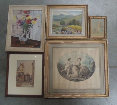 de nombreux tableaux encadrés posés par terre, à côté d'un vase de fleurs