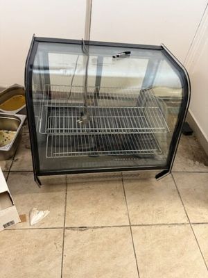 une vitrine en verre dans un coin de la cuisine