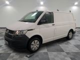 la camionnette blanche est garée sur un sol en damier dans le garage
