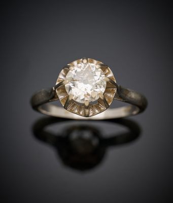 gros plan d'une bague en diamant sur une surface noire