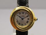 une montre-bracelet en or avec des chiffres romains