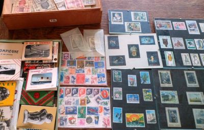 de nombreux types de timbres sur la table