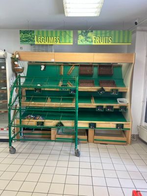 un grand étalage de fruits et légumes dans un magasin